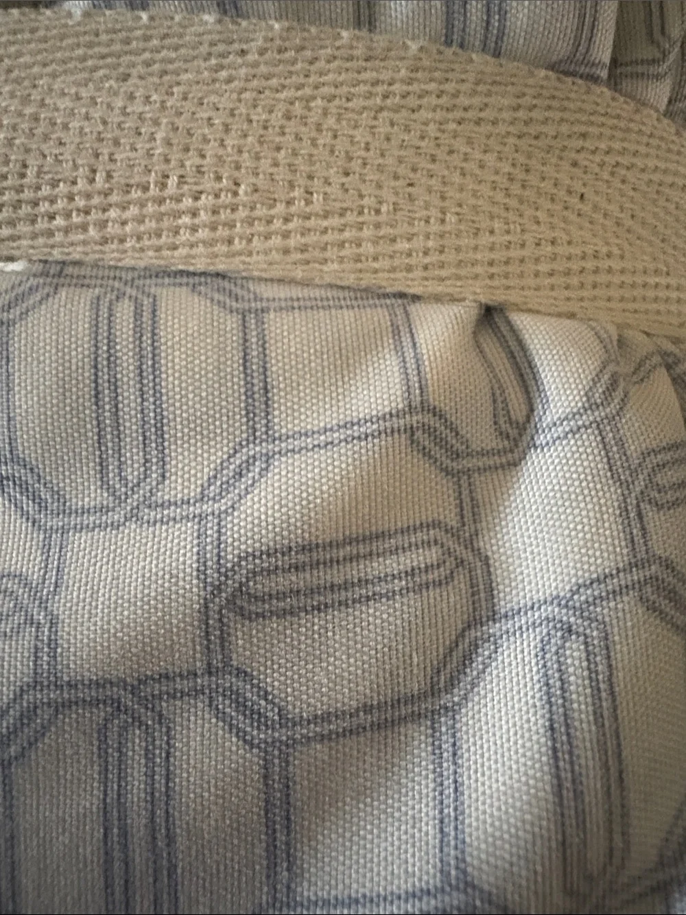 Twin sheet set with blue link pattern